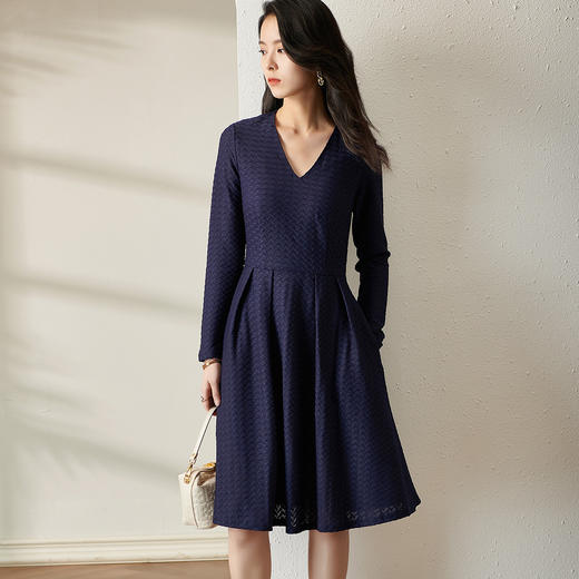 剩S 芳外透气梭织裙子2022新款秋季透气梭织花纹V领长袖连衣裙 商品图3
