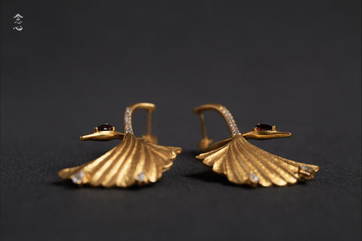 银鎏金仙鹤石榴石耳环 商品图3