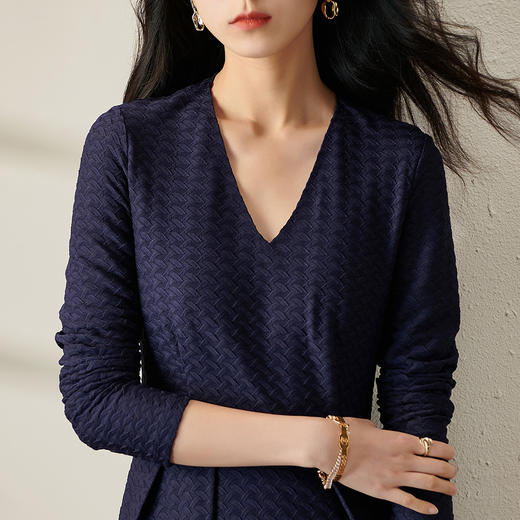 剩S 芳外透气梭织裙子2022新款秋季透气梭织花纹V领长袖连衣裙 商品图4