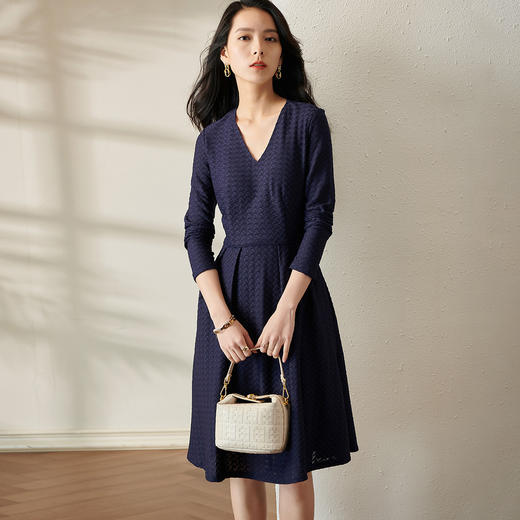 剩S 芳外透气梭织裙子2022新款秋季透气梭织花纹V领长袖连衣裙 商品图2