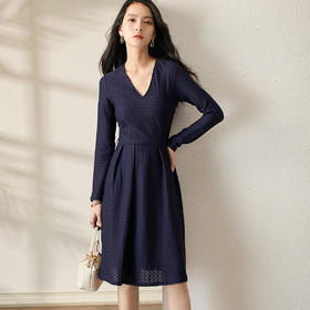 剩S 芳外透气梭织裙子2022新款秋季透气梭织花纹V领长袖连衣裙