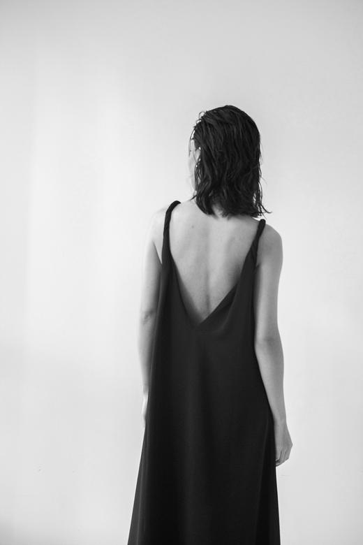 Semplicita | 扭结后背深V连衣裙 [ 黑 ] 商品图6