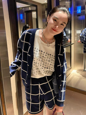 法兰西蓝白格子运动风格针织外套和短裤