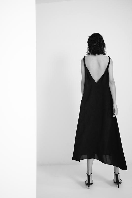 Semplicita | 扭结后背深V连衣裙 [ 黑 ] 商品图4