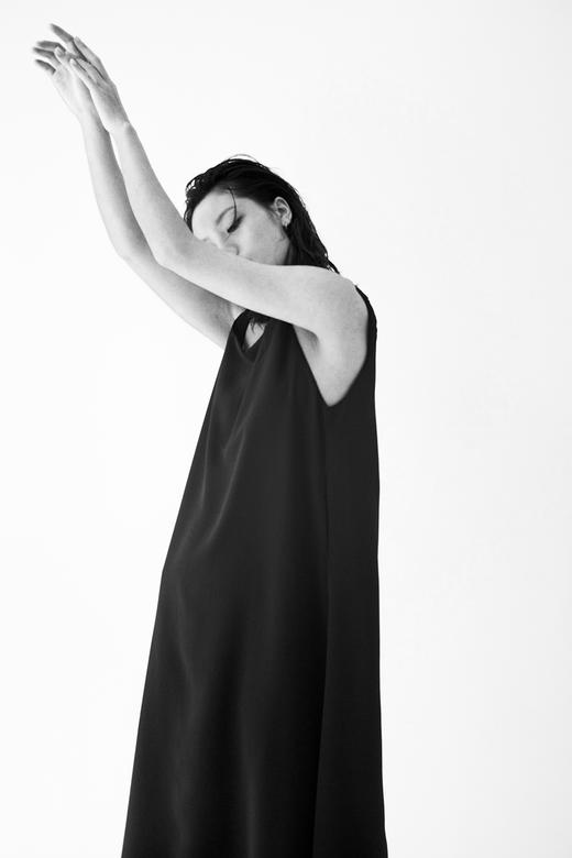 Semplicita | 扭结后背深V连衣裙 [ 黑 ] 商品图5