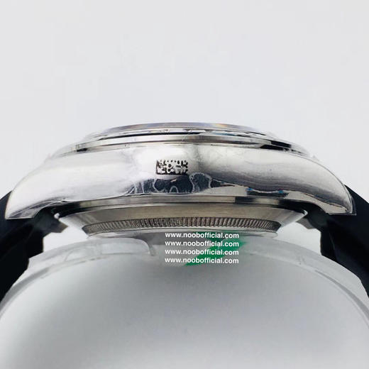 劳力士全新推出蚝式恒动宇宙计型迪通拿116588 TBR，这款赛车计时表独具创意，崭新面貌。【表壳】直径40mm，圈口镶嵌36颗梯形钻石，对每颗宝石都精挑细选，规格、形状、光泽度做到大小一 商品图2