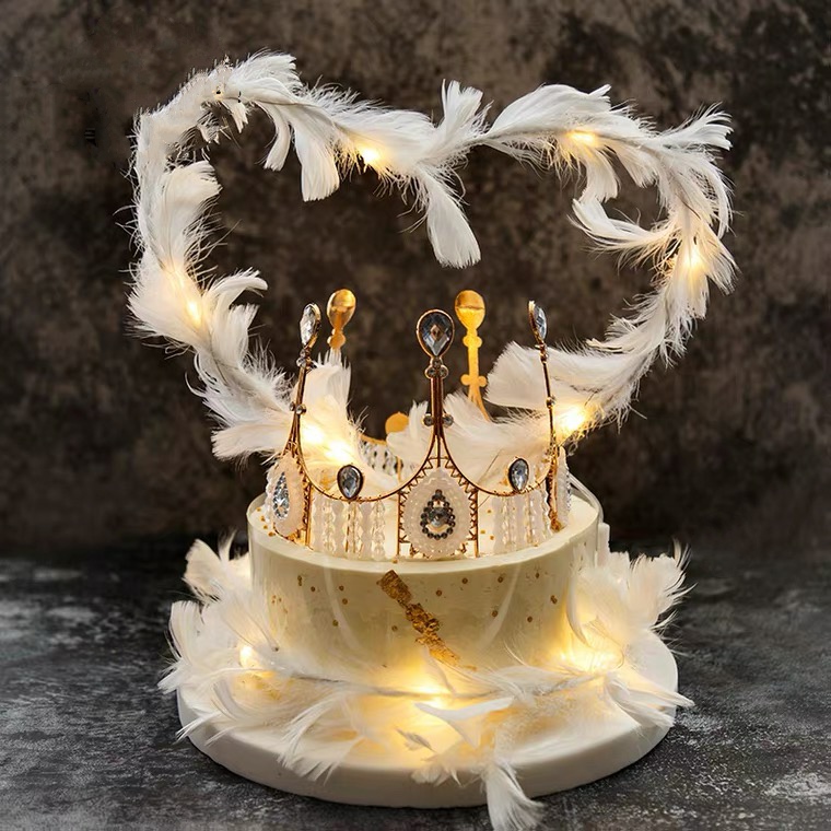 羽毛皇冠蛋糕（羽毛邂逅皇冠，等待有心人甜蜜无间）