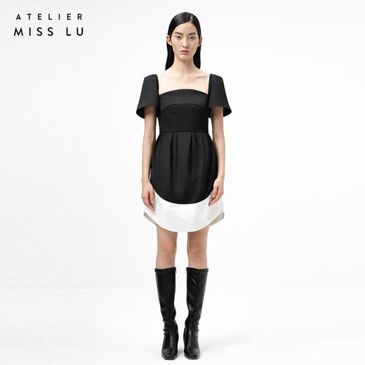 【泰贝莎】半圆领廓形袖黑拼贝母白肌理质感花苞连衣裙/0000756 商品图0