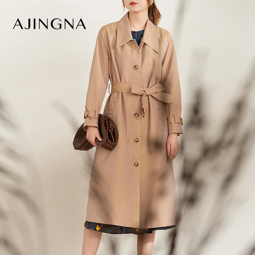 【特价款不退不换】阿菁娜经典驼色铆钉长款风衣A26Q105002 商品图0