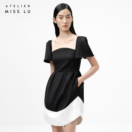 【泰贝莎】半圆领廓形袖黑拼贝母白肌理质感花苞连衣裙/0000756 商品图1