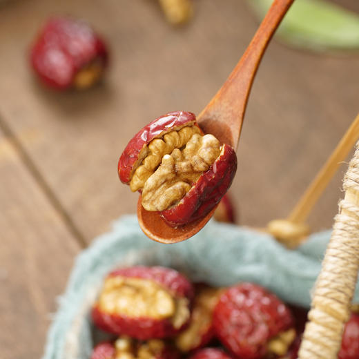 【喀什扶贫】西域果园灰枣夹核桃300g 商品图6