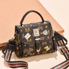 【服饰鞋包】复古徽章单肩斜挎包网红感小方包 商品缩略图1
