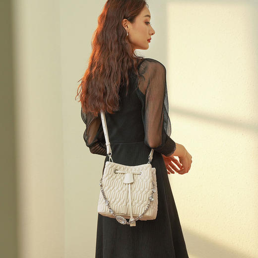 真皮包包女高级感2021新款潮百搭时尚大容量单肩斜挎水桶包 商品图4