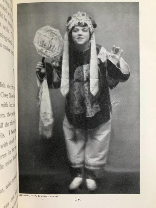 1913年 海外中国剧《黄马褂》 约7幅插图 精装32开 商品图9