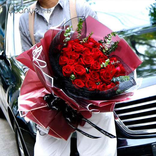 33朵红玫瑰韩式花束 商品图0