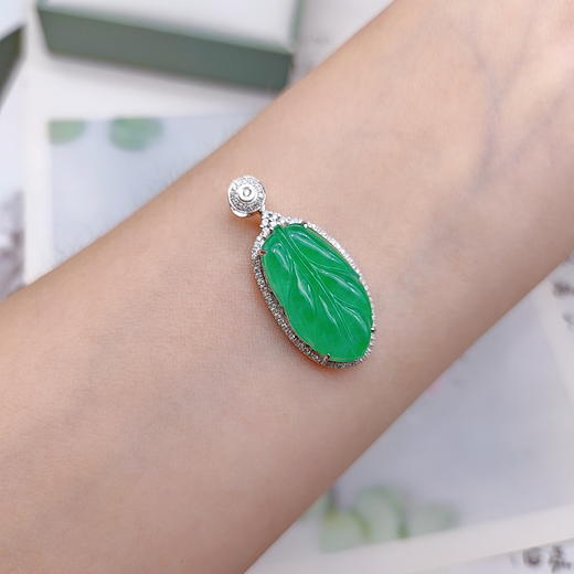 18K镶嵌翡翠叶子吊坠 商品图2