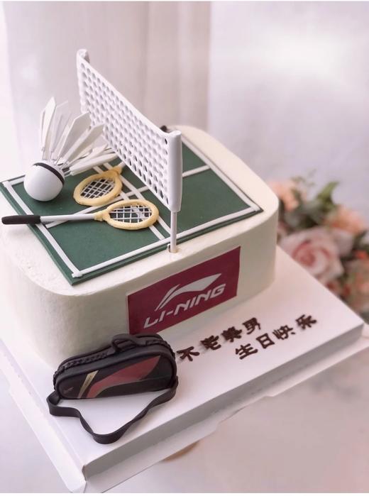 翻糖羽毛球球场场景蛋糕：图片是用八寸蛋糕裁出来的特定款💰388，所有配件全部手工制作非常耗费时间喔 商品图0
