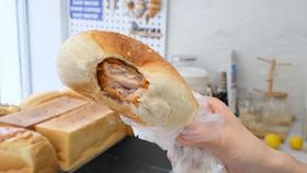 一只大鸡腿面包