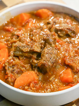  蜂蜜啤酒炖牛肋：慢火细炖出的美味 