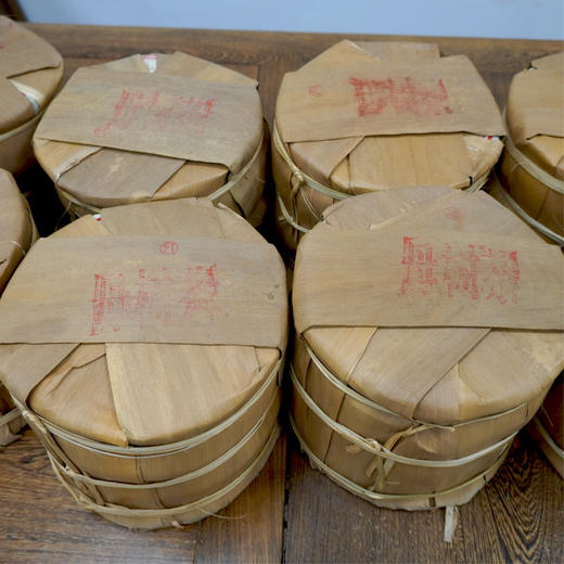 【好品相珍藏品06年春母】勐库戎氏母树茶春母 2006年4月生产  经典老冰岛普洱茶生茶饼 500克一片大饼 核算到357克标准饼性价比非常高干仓藏  单片标价 商品图6