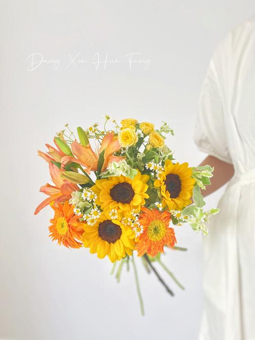 【稻香】橙色梦想亚百合4朵 梦幻芭比多头玫瑰1 橙色非洲菊2 小花向日葵3 洋甘菊2 随机送叶上花3（往后余生设计） 商品图2