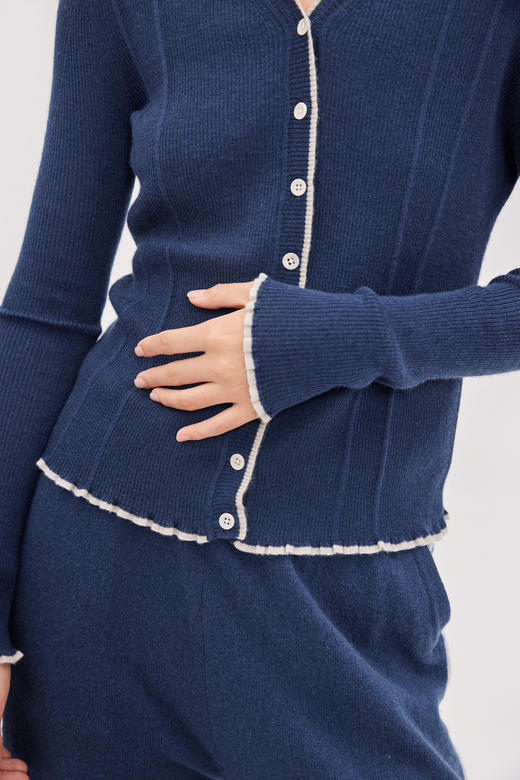 精纺羊绒V领修身女开衫 SJF93W210N 商品图3