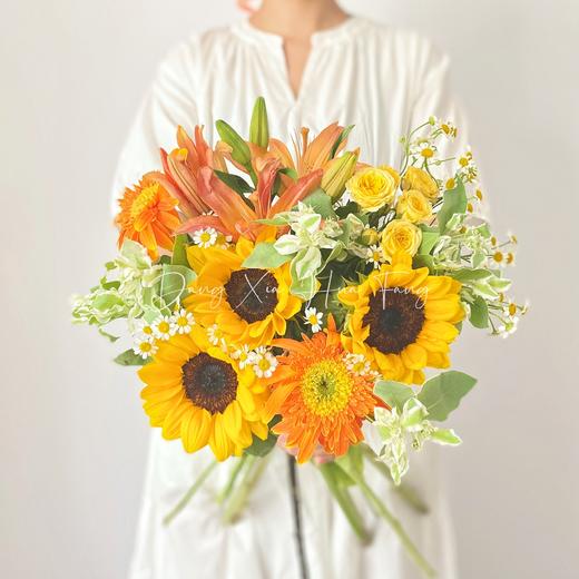 【稻香】橙色梦想亚百合4朵 梦幻芭比多头玫瑰1 橙色非洲菊2 小花向日葵3 洋甘菊2 随机送叶上花3（往后余生设计） 商品图0