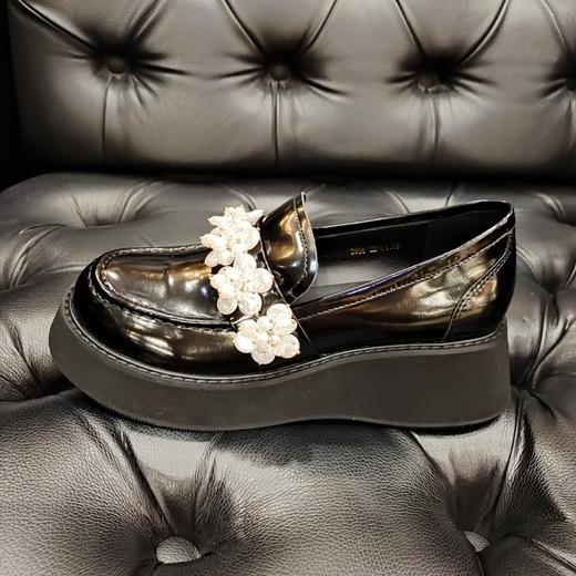 LFGJ 3868    超轻厚底珍珠花朵装饰乐福鞋 商品图1