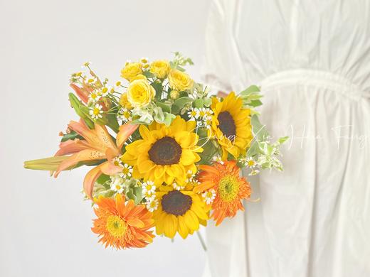 【稻香】橙色梦想亚百合4朵 梦幻芭比多头玫瑰1 橙色非洲菊2 小花向日葵3 洋甘菊2 随机送叶上花3（往后余生设计） 商品图1