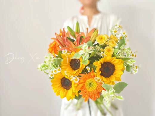 【稻香】橙色梦想亚百合4朵 梦幻芭比多头玫瑰1 橙色非洲菊2 小花向日葵3 洋甘菊2 随机送叶上花3（往后余生设计） 商品图4