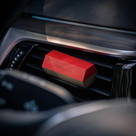 DAILY LAB 720红蓝限定款 车载香薰汽车香水出风口香片空调除味香氛轻奢情人节创意礼物 清水踏青草 双只装+香片*4 商品图3