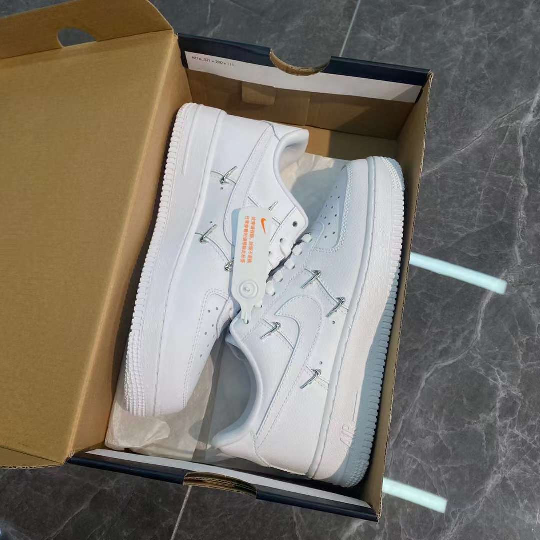 价值1339 泫雅款！空军一号 四钩af1男女情侣款休闲鞋/低帮鞋/板鞋/小白鞋 上脚舒适轻盈 显瘦显腿长 日常百搭 侧颜无敌 勾人心弦 人手至少一双！