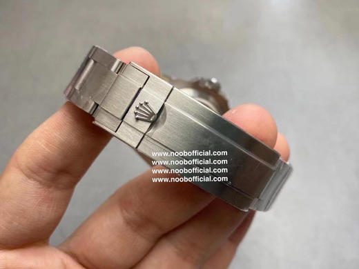 C厂劳力士 116610水鬼

CLEAN厂 真正的clean v4新版本圈口，手工打磨立体指针/不用再更换代用指针了。
黑绿/钢色水鬼，沿用AR钢带。 商品图11