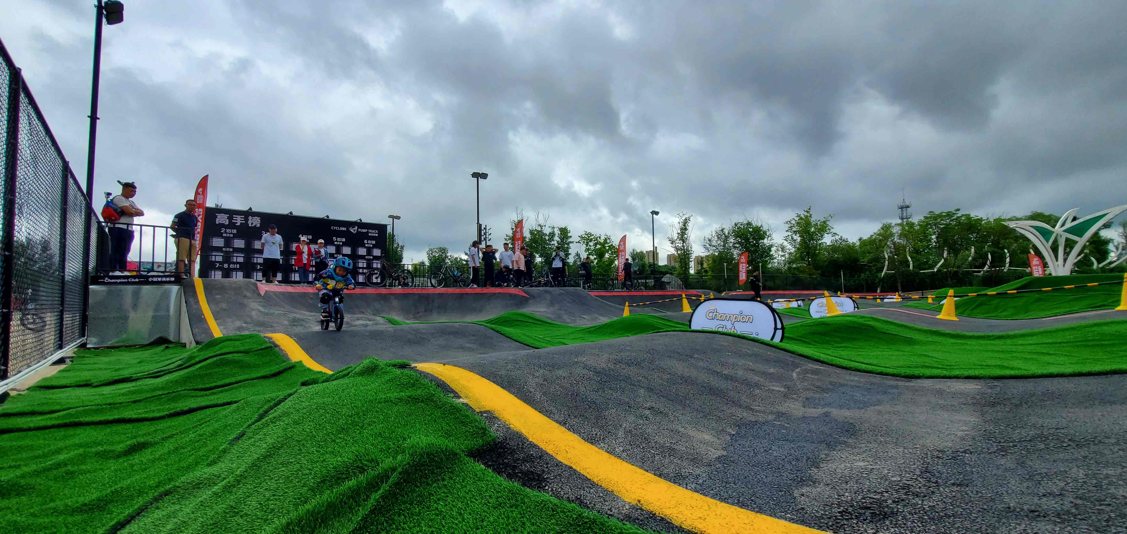 【小冠军平衡车俱乐部 &旋风泵道】58元/2次儿童平衡车泵道骑行体验课