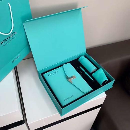 价值3000+ 教师节礼遇！T家/提夫尼多功能笔记本套盒 眼罩/保温杯300ml/U盘/充电宝/无线充电笔记本 配齐全套礼盒 预售 商品图2