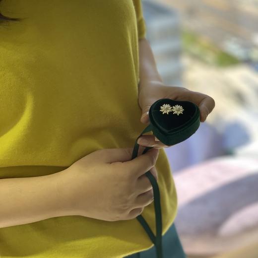 【下单2-3个工作日发】甄珠贝 4-5mm 经典淡水珍珠小雏菊耳环 无瑕强光 商品图3