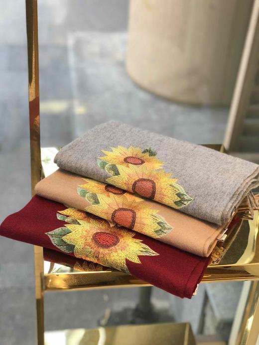 优品堂《向日葵》羊毛刺绣围巾 商品图0