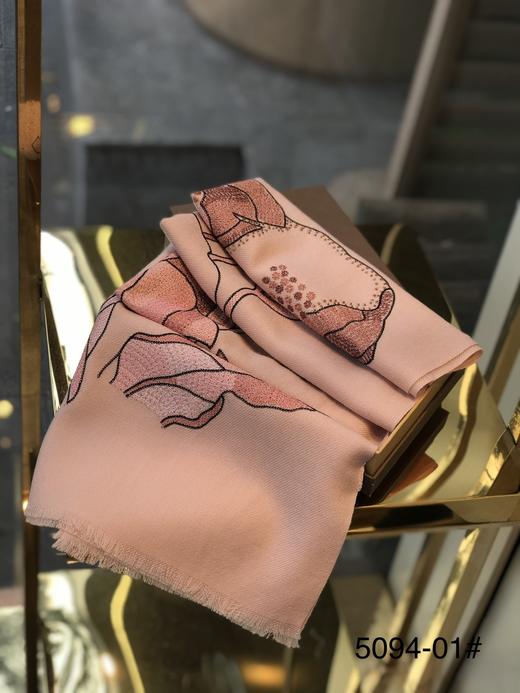 优品堂《明艳典雅》精品羊毛刺绣围巾披肩两用 商品图5