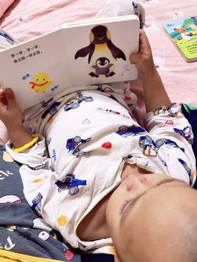 《小鸡球球亲子游戏玩具书》：经常和哥哥，爸爸一起学着书里面互动