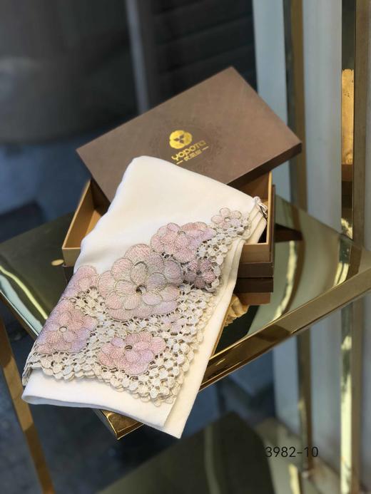 优品堂《樱恋荷花》精品羊毛刺绣围巾披肩两用 商品图4