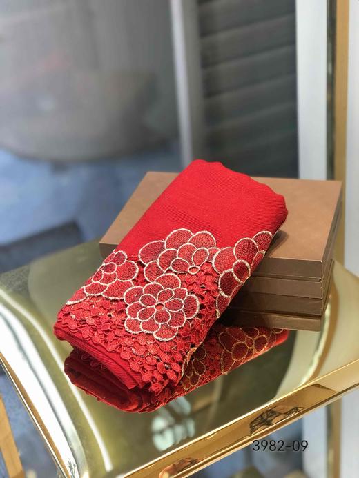 优品堂《樱恋荷花》精品羊毛刺绣围巾披肩两用 商品图2