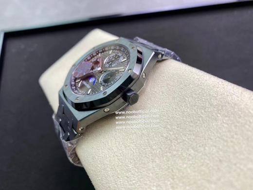 APS 爱彼 黑陶瓷26579 真月相 皇家橡树系列在“Grande Tapisserie”大格纹装饰表盘上，日期、星期、月份、月相，和四个眼睛的位置与原装同步 商品图4