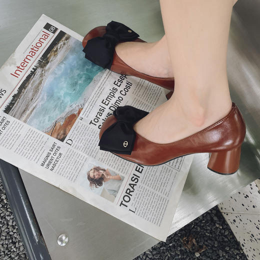 THE SOWING 全皮蝴蝶结百搭奶奶鞋 孕妇软底粗跟单鞋（不支持退换） [福利品] 商品图3