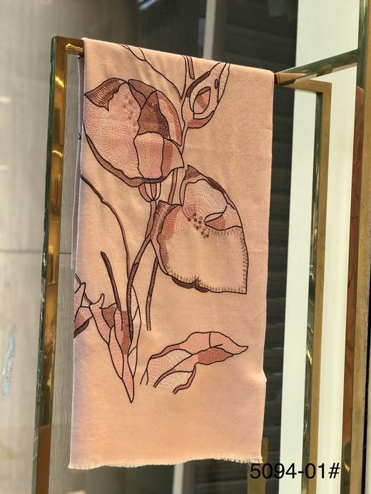 优品堂《明艳典雅》精品羊毛刺绣围巾披肩两用 商品图4