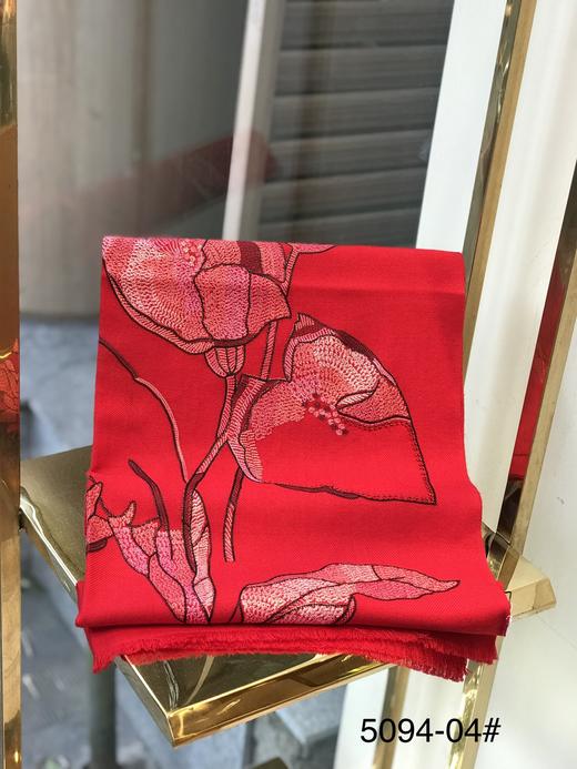 优品堂《明艳典雅》精品羊毛刺绣围巾披肩两用 商品图2