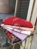 优品堂《明艳典雅》精品羊毛刺绣围巾披肩两用 商品缩略图1
