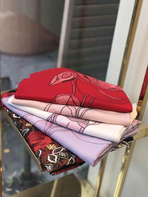 优品堂《明艳典雅》精品羊毛刺绣围巾披肩两用 商品图1