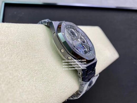 APS 爱彼 黑陶瓷26579 真月相 皇家橡树系列在“Grande Tapisserie”大格纹装饰表盘上，日期、星期、月份、月相，和四个眼睛的位置与原装同步 商品图6