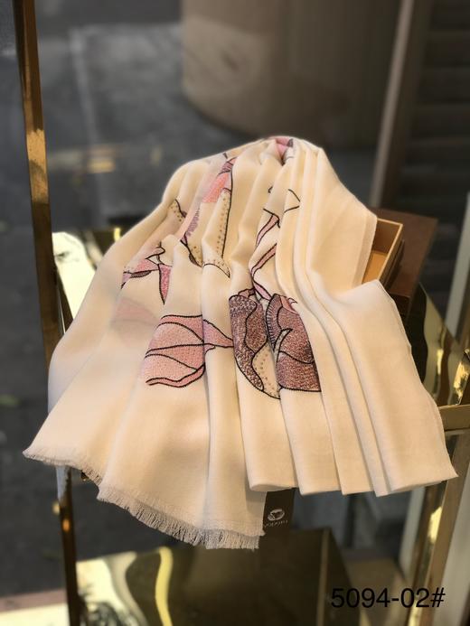 优品堂《明艳典雅》精品羊毛刺绣围巾披肩两用 商品图8