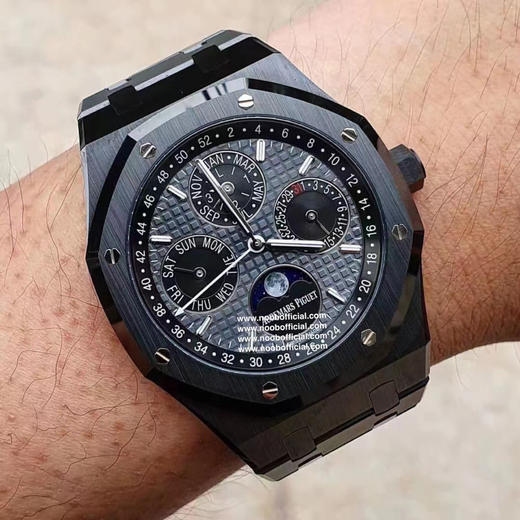 APS 爱彼 黑陶瓷26579 真月相 皇家橡树系列在“Grande Tapisserie”大格纹装饰表盘上，日期、星期、月份、月相，和四个眼睛的位置与原装同步 商品图10